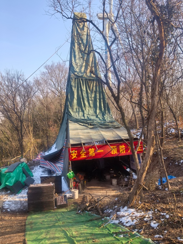 图为尖山—连珠山铁铜金普查项目现场钻机.jpg